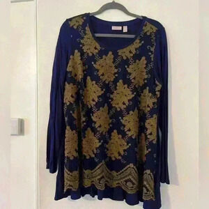 Gorgeous top with intricate detail. Size M (S130)